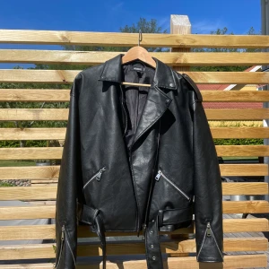 Skinnjacka  - Jackan är i så gott som nyskick. Storlek 34 men är oversized i modellen. 