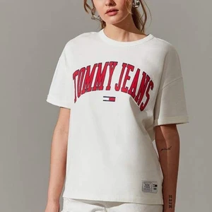 TOMMY HILFIGER T-SHIRT - T-shirt från Tommy hilfiger i storlek XXS. Oanvänd med lapparna kvar!