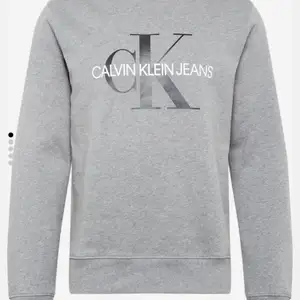 Calvin Kline sweatshirt i grå i storlek S passar även M eftersom den är stor i storleken. Aldrig använd så den är i oerhört gott skick. Köpt för 1100kr i nypris säljer för billigt pris. 