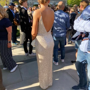 Balklänning - Använd en gång, nyskick. Färg: Champange. Storlek 34 (passar mig som i vanliga fall är en 36/S) Nypris 1199kr.