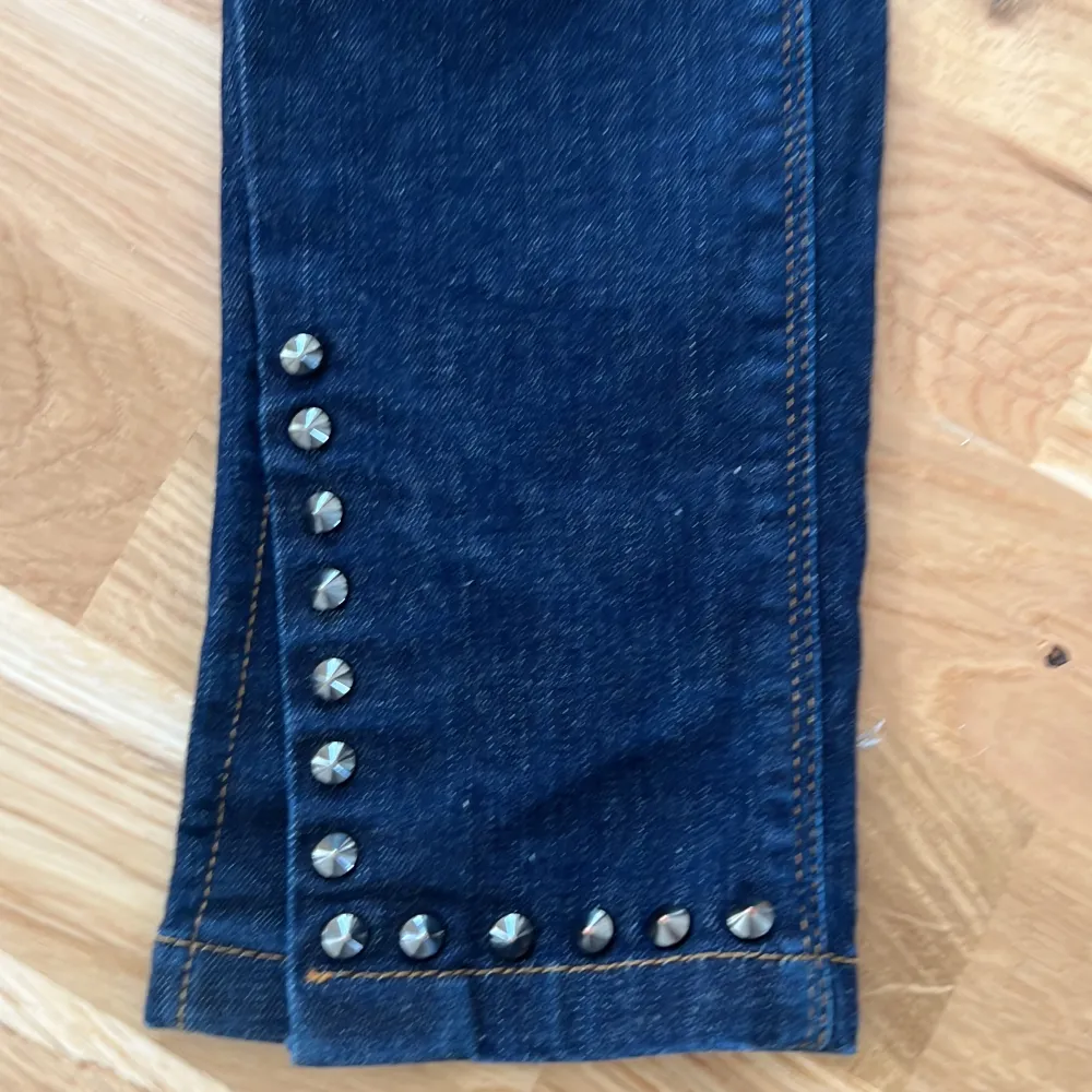 Lågmidjade jeans från Zadig. Nitar och slit nereid ankeln. Strl 29 men passar w-26/27/28 då dom är små i strl. Små i s. Jeans & Byxor.