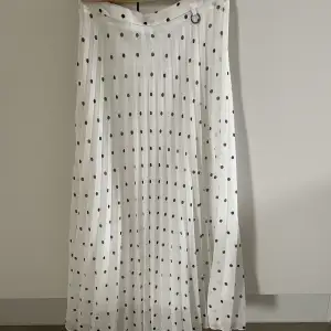 En jättesöt plisserad kjol i storlek 36. Den är i fint men använt skick, köpare betalar frakt
