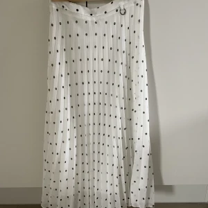 Superfin kjol - En jättesöt plisserad kjol i storlek 36. Den är i fint men använt skick, köpare betalar frakt