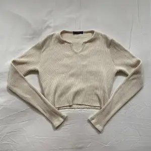 Cropped brandy Melville tröja, endast använd en gång så i nyskick! Längden är 42 cm.