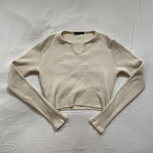 Brandy Melville  - Cropped brandy Melville tröja, endast använd en gång så i nyskick! Längden är 42 cm.