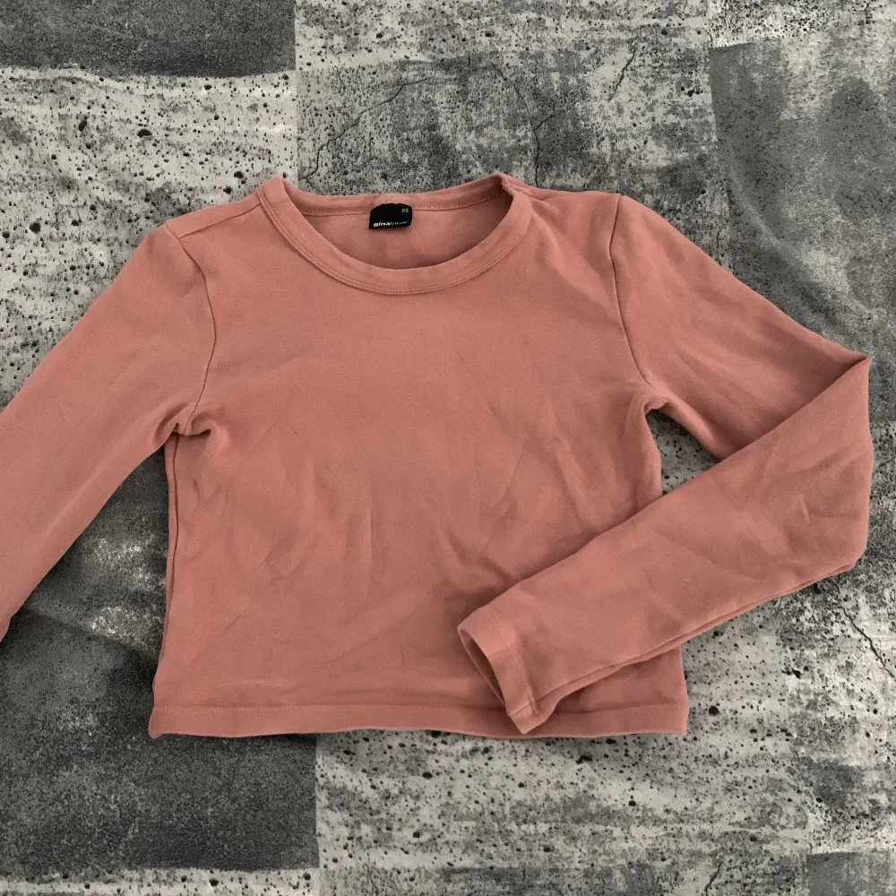 Rosa långärmad tröja från Ginatricot 💕 Storlek XS men är stretchig så passar även större. Bra skick! Frakt tillkommer 🥰. Toppar.