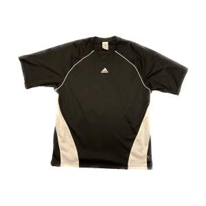 Riktigt snygg gammaldags adidas T-shirt. 100% polyester så den går utmärkt att sporta med eller bara ha till vardags. Passar till både män och kvinnor och är fri från fläckar och hål. Be gärna om fler bilder.  Jag fraktar eller möts upp i Uppsala. 