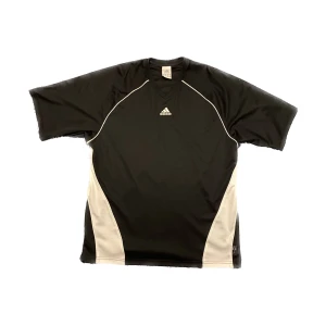 Adidas t-shirt - Riktigt snygg gammaldags adidas T-shirt. 100% polyester så den går utmärkt att sporta med eller bara ha till vardags. Passar till både män och kvinnor och är fri från fläckar och hål. Be gärna om fler bilder.  Jag fraktar eller möts upp i Uppsala. 