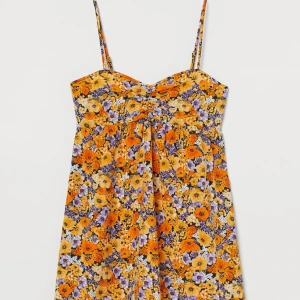 Blommig klänning - Söt blommig klänning från HM som är slutsåld. Storlek 34. Använt ett fåtal gånger