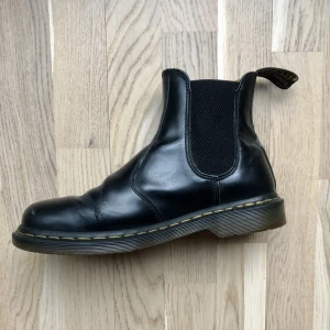 Dr Martens Chelsea  - Dr Martens Chelsea. Väldigt bekväma men tyvärr något för stora. Köptes för över 1500 SEK. 