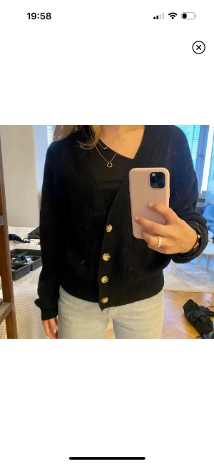 Kofta  - Svart mjuk och skön kofta från BikBok strl S. Använder skick, lite nopprig men absolut inget som är tragit eller så. 💕