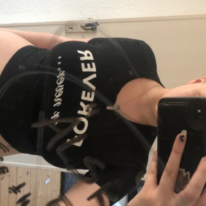 croptop - en svart croptop med texten ”forever or never” på, jättefin på men lite för kort för mig, det är xs men passar på s oxå