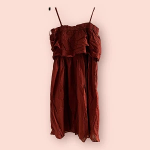 Lång klänning  - Oanvänd lång klänning som passar till sommaren. Klänningen från Pimkie Storlek 42, skriva om ni önskar flera bilder och frågor 