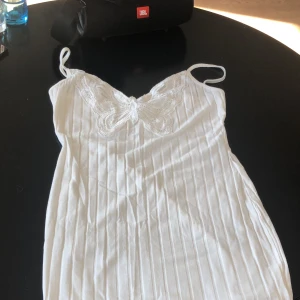 vit klänning - så fin verkligen men inte min stil, bara testad en gång annars oanvänd. den är lite genomskinlig om du har större byst eller svarta underkläder men annars inget fel med den! Har en fjäril framtil det är L i storlek men den sitter som en M