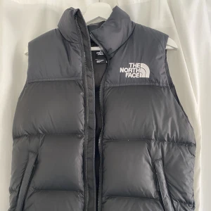 The North Face Väst - Intressekoll på min snygga väst från The north face, den är i storlek XL i junior och sitter väldigt bra på mig som normalt har S/M i kläder. Den är i mycket bra skick 💕
