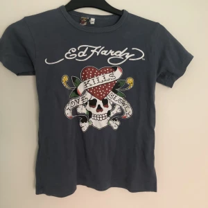 Ed Hardy T shirt - Stl 140, sitter som en xs/s☺️
