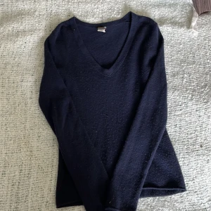 Kashmir tröja - Jätte fin 100% kasmirtröja från J Crew, köpt i Oslo! Den har inga defekter och är i storlek XS men skulle även passa S!