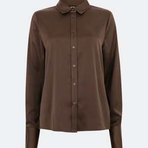 Satinskjorta BIKBOK - Brun satin skjorta från BIKBOK. Säljer pga att den inte används längre. Storlek S och är i fint skick💗 priset kan diskuteras 