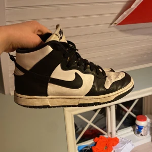 Nike Dunk black/white - Nike dunk Black n White highs, är creasade (bild 2j o har en liten skada (tredje bilden) annars i använt men gott skick. Köpta på Nikes butik i Täby C