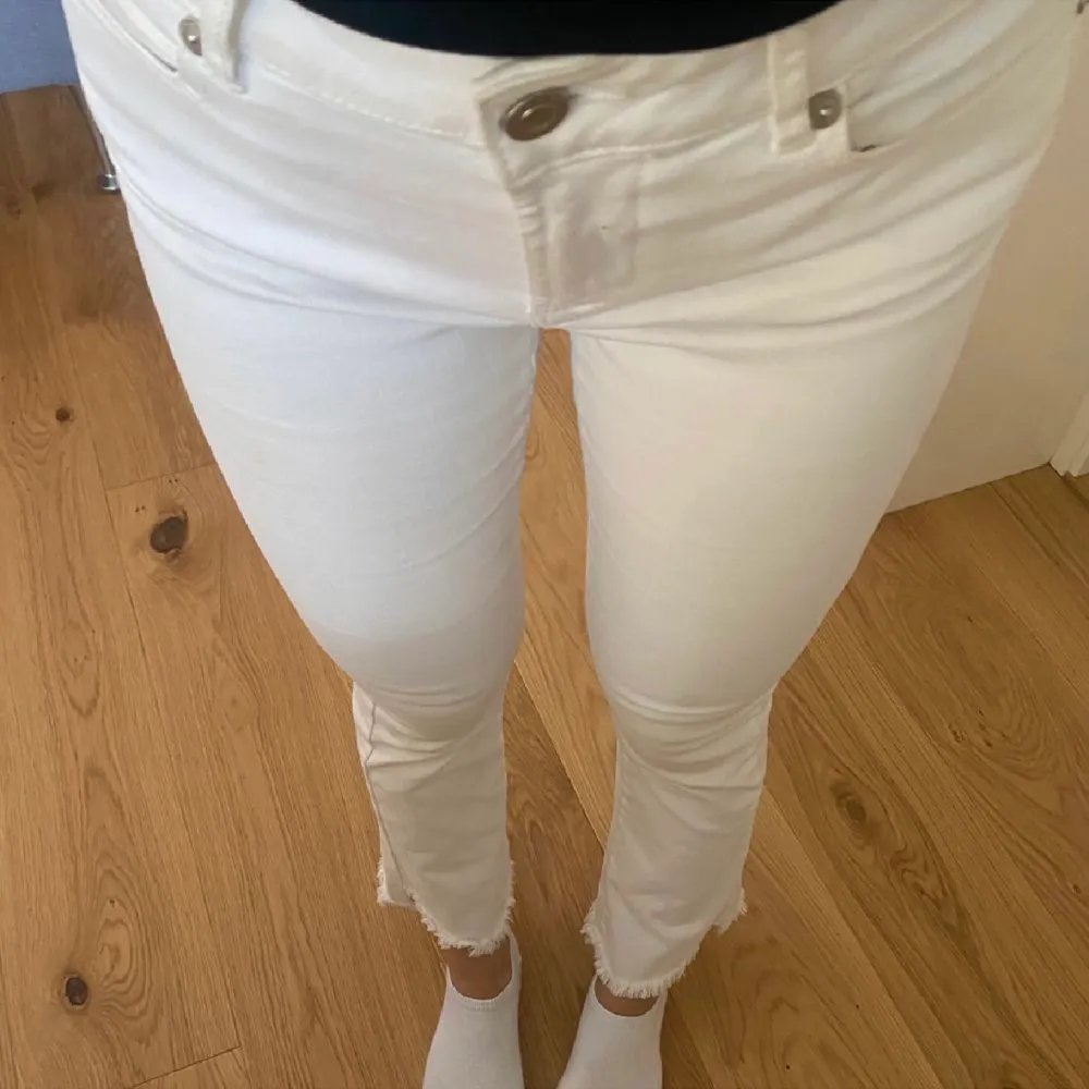 Vita jeans från Two angels, nypris 1000kr, knappt använda så nyskick! 💙. Jeans & Byxor.