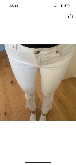 Jeans - Vita jeans från Two angels, nypris 1000kr, knappt använda så nyskick! 💙