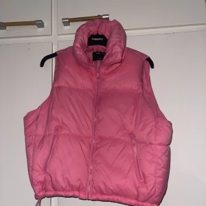 Rosa Väst - Rosa väst från Sinsey (från Estland) i storlek M Använd 1 gång sedan inte kommit till användning igen 