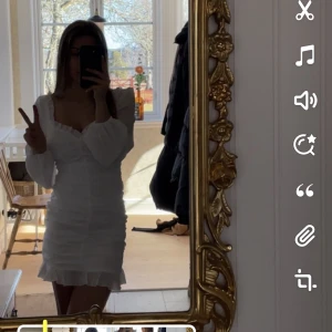 Studentklänning  - Helt oanvänd studentklänning från Nelly!! Super fin, sitter väldigt fint emot kroppen! Har två gummiband omed kanten uppe vid ärmarna så att inte ärmarna åker ner! 