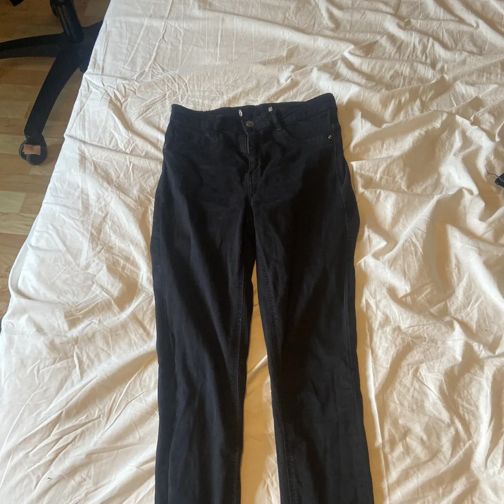Svarta jeans från Gina tricot. Väldigt stretchiga, passar någon som är runt 165 . Jeans & Byxor.