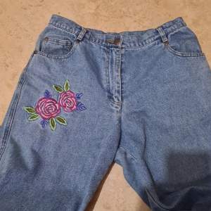Super söta baggy jeans med blom embroidery. Kan sitta lowwaist elr highwaist