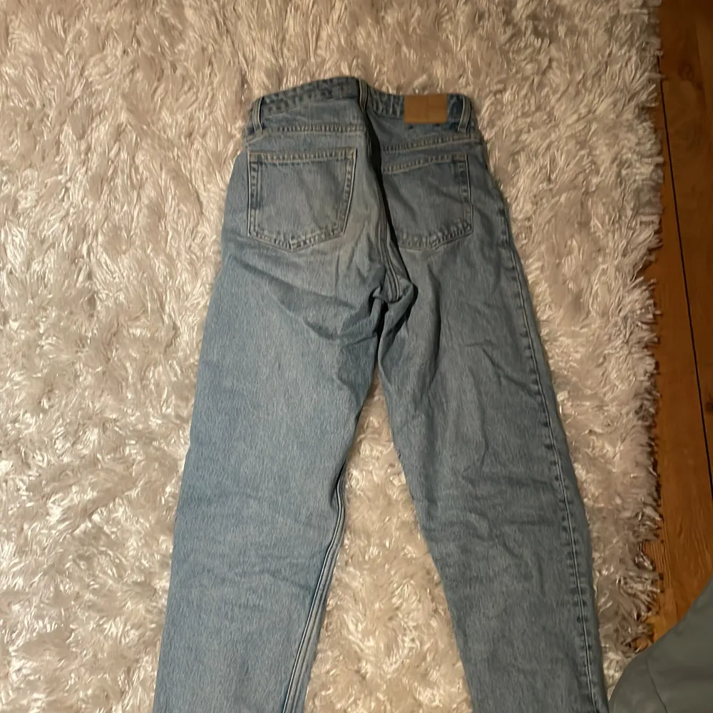 Snygga jeans i storlek xs. Har använts ganska mycket och är i skick 6/10. Säljes på grund av att dom är för små. Jeans & Byxor.
