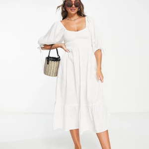 Vit klänning från ASOS - Klänningen är aldrig använd, bara provad, med prislapp kvar, då den inte passar mig. Den är i storlek S och skulle säga att den är normal i storlek. Den säljs till 160 mindre än orginalpriset då den aldrig är använd men priset går att diskutera!! Skriv för bilder/frågor!!💕