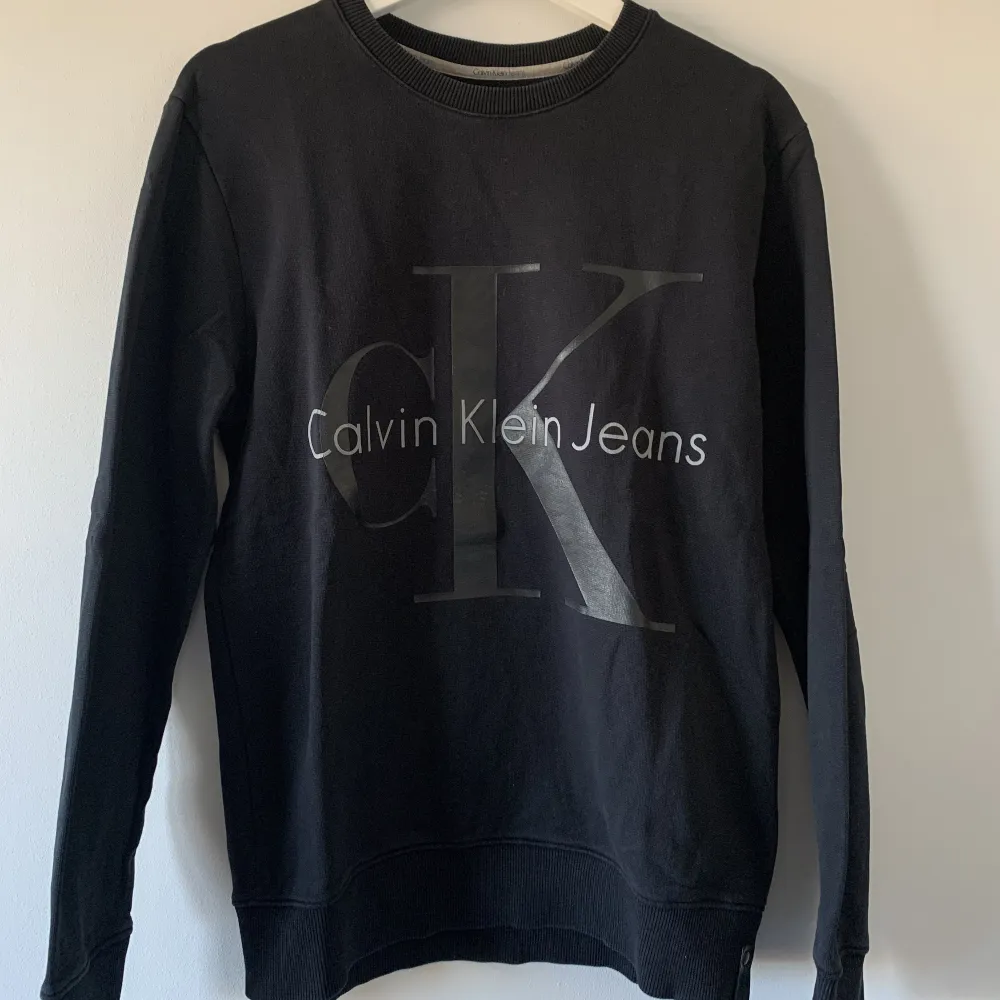 En fin svart sweatshirt från Calvin Klein. Använd men ändå i fint skick! . Hoodies.