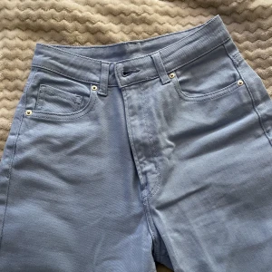 Högmidjade jeans, pastellblå  - Tyvvär har dessa inte kommit till användning & är helt nya från h&m! Köpte för 199kr och är i världens finaste blå färg, perfekt nu till vår/sommar. Storlek 36, högmidjade, straightleg 