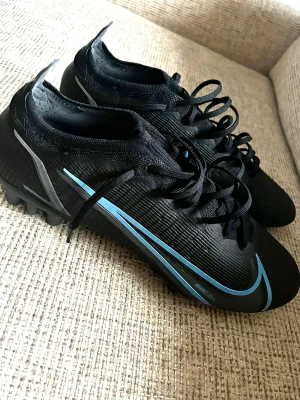 Nike Mecurial vapor - Säljer ett par fotbollsskor i nyskick i modellen Nike Mecurial Vapor. Mörkblå i storlek 45. Konstgräs dubbar.  Endast anvädna på 2  fotbollsträningar. Säljer eftersom jag hittade ett par som passar mig bättre. Superfina!  Nypris 2799kr. Mitt pris 1500kr