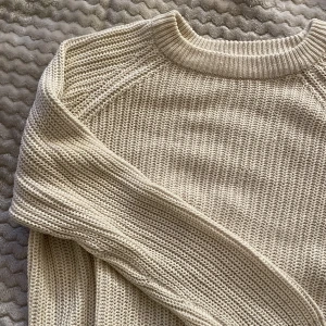 Stickad tröja  - Krämvit stickad tröja från lager 157 säljes för billigt pris pga uterslutet användande, storlek medium men sitter som storlek S