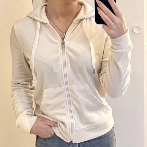 Huvtröja  - Vit huvtröja med dragkedja i velour från gina tricot