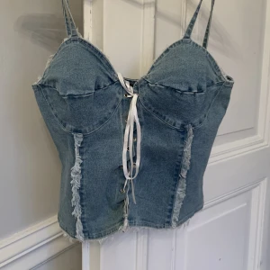 Korsett topp denim - Korsett liknande topp i denim med spets och knytning fram, sjukt cool men inte min stil✨ stretchig så passar S till mindre M