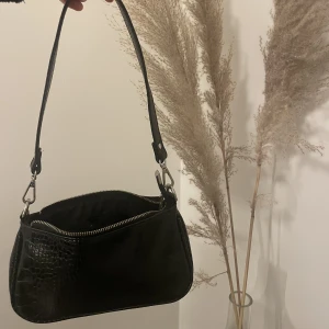 Axelväska - Superfin väska från gina, skriv för mer info💓