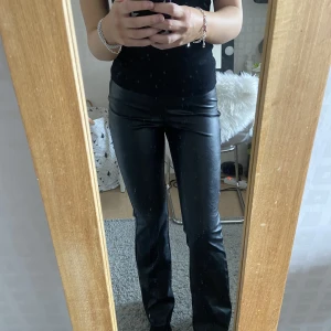 Skinnbyxor - Svarta skinnbyxor i bootcut från ginatricot. Väldigt bekväma i bra kvalitet💕💕💕
