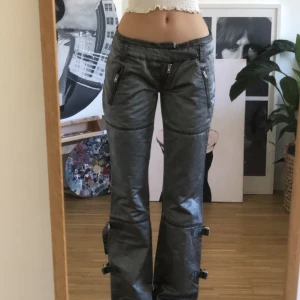 Skimriga byxor - Skimriga lågmidjade byxor köpta secondhand💗 Jag är XS och 170 cm och de är storlek 36! Köpare står för frakt eller så möts jag i Uppsala😊