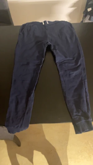 Mörkblå mjukisbyxor  - Mörk blå mjukisbyxor från asos