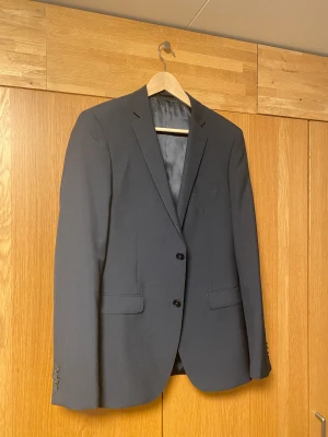 Kostym bläck marinblå Tailored fit 148, 146 - Kavaj i storlek 148 Kostymbyxor i storlek 146 Tailored fit marinblå från bläck