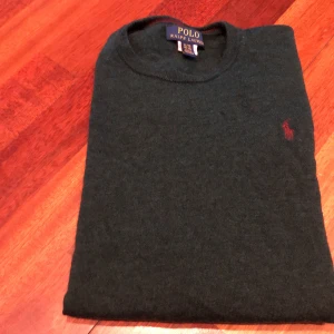 Mossgrön Ralph Lauren stickad ulltröja - Använd men ändå i bra skick