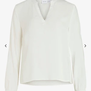 Vit vila blus - Säljer denna vita vila blus i storlek M. Jag skulle säga att den är liten i storleken och passar även mig som vanligtvis har storlek S. Den är använd en gång och säljer då den ej kommer till användning.  Nypris: 350kr Mitt pris: 150kr +frakt 