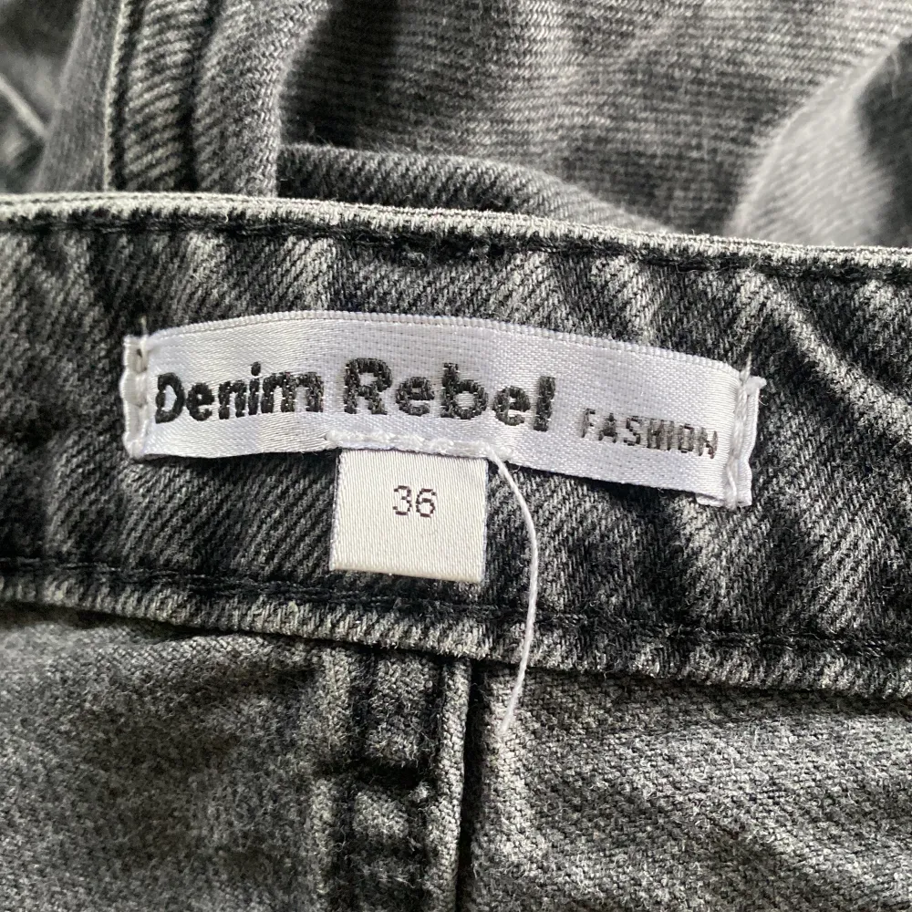 Jag säljer dessa Jeans. De är i fint skick och köparen betalar frakten. Hör av dig för fler frågor eller prisförslag! 😊. Jeans & Byxor.