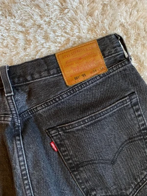 Svarta jeans 501 - Svarta klassiska 501:or från Levis i strl 34/34. 