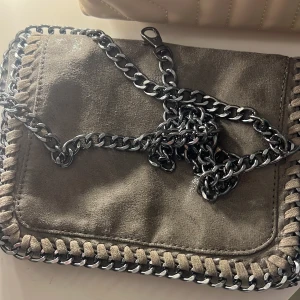 Väska - Väldigt fin väska men får inte plast med den nu. Fint skick 