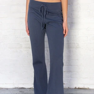 Mjukisbyxor  - Säljer dessa sparsamt använda mjukisbyxor från brandy melville! Byxorna är helt slutsålda, skriv vid eventuella frågor❤️