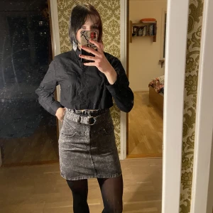 Jeanskjol med extra spice - Fin jeanskjol nu till sommaren som ger exakta spice i din outfit. Superskön passform men tyvärr så har jag växt ut den så den sitter lite högt upp på mig. 