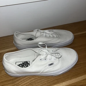 Vans - Vita Vans storlek 38. Endast provade.